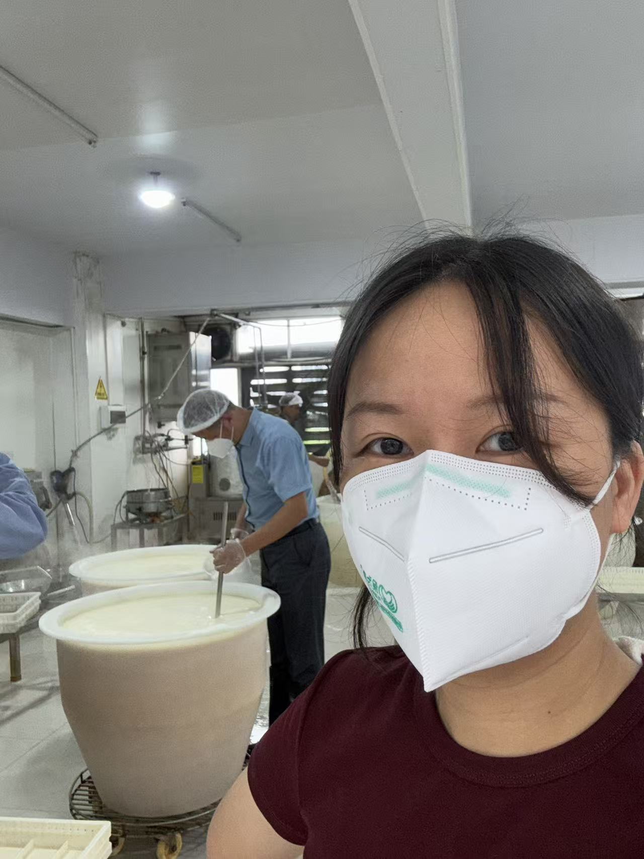 星佑进入豆腐工厂一线了解生产流程